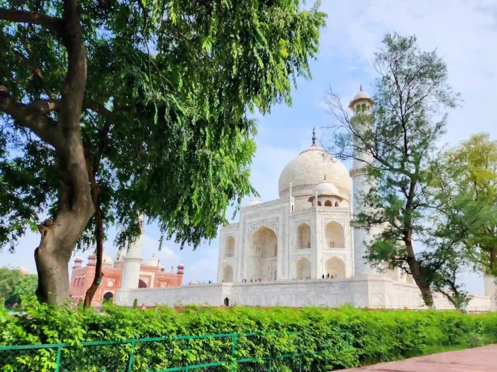 Wide View of Taj Mahal, Best Tourist Place to Visit in Agra